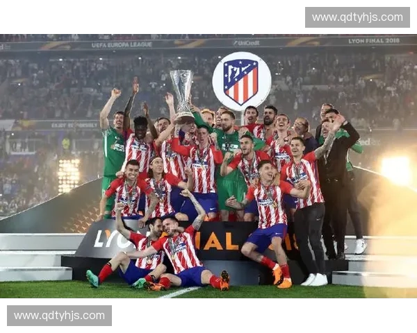 那不勒斯队在欧联杯激战中展现强大实力向冠军发起冲击 那不勒斯队在欧联杯激战中展现强大实力向冠军发起冲击